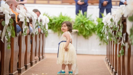 Skye recorre el pasillo hacia el altar