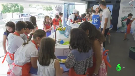 Niños aprendiendo con comida en la caravana Niños aprendiendo con comida en la caravana