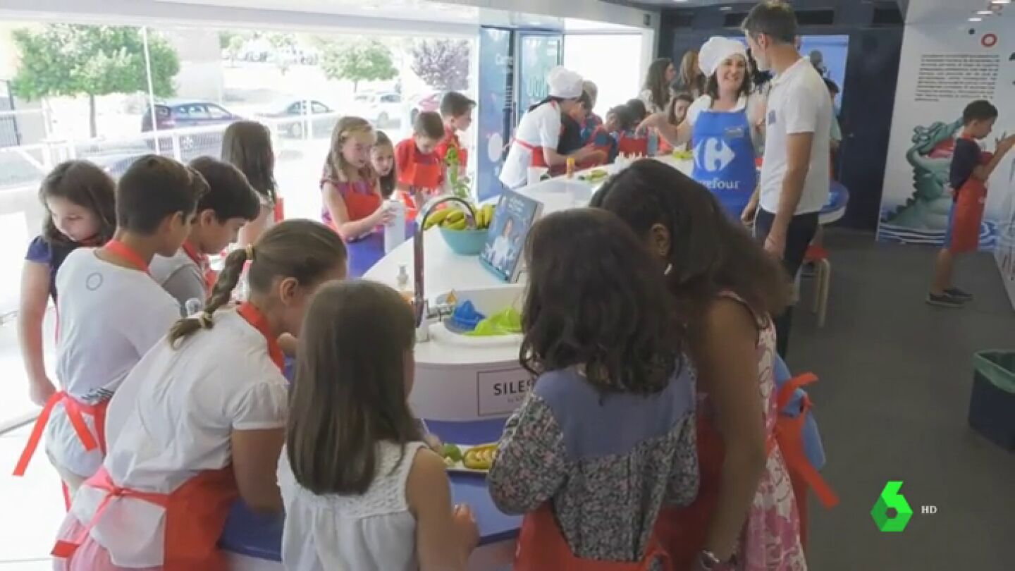 Ni&ntilde;os aprendiendo con comida en la caravana