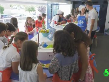 Niños aprendiendo con comida en la caravana Niños aprendiendo con comida en la caravana
