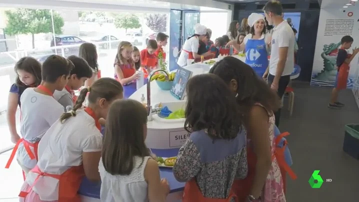 Niños aprendiendo con comida en la caravana