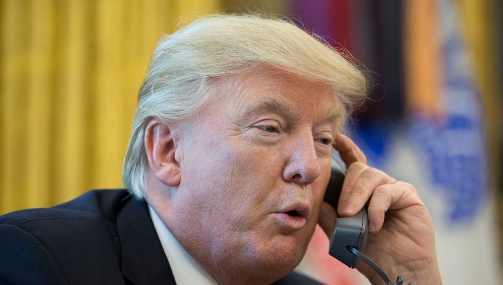 Imagen de Donald Trump al teléfono