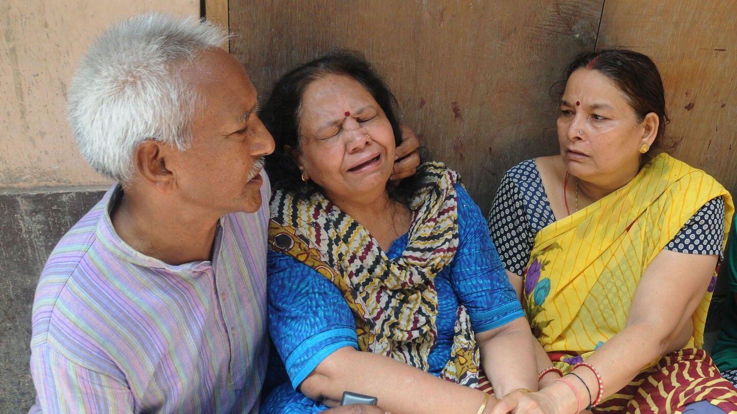 Familiares desolados de las v&iacute;ctimas encontradas ahorcadas en la India