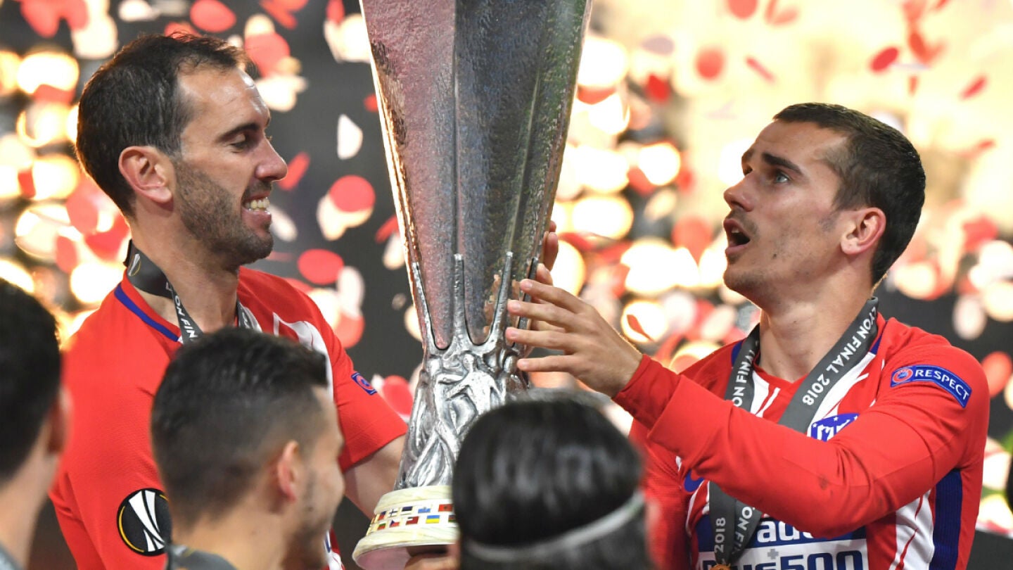 Griezmann y God&iacute;n levantan la Europa League
