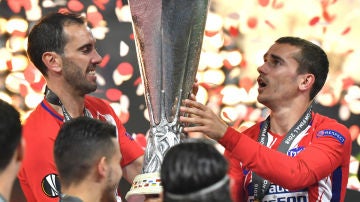 Griezmann y Godín levantan la Europa League