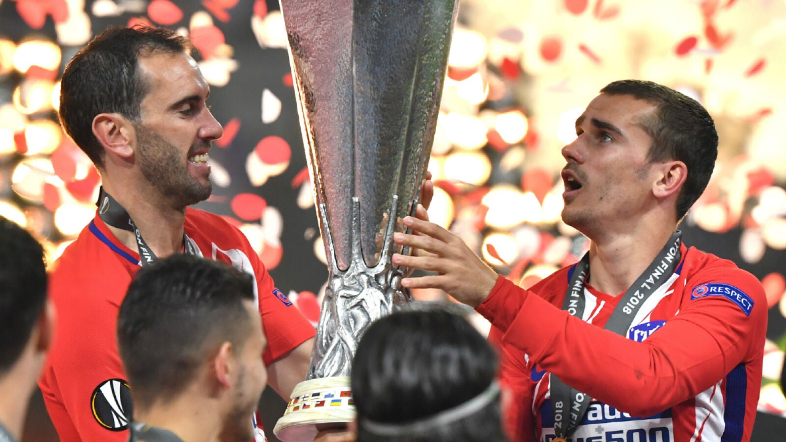 Griezmann y God&iacute;n levantan la Europa League