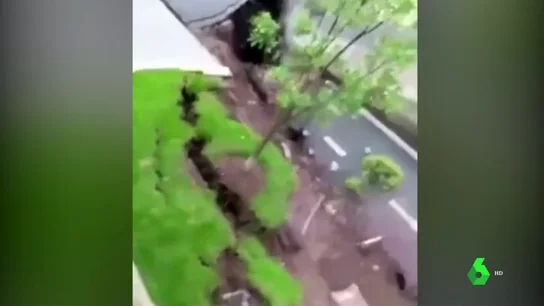 La tierra engulle una carretera en china y creen que podría deberse a las intensas lluvias La tierra engulle una carretera en china y creen que podría deberse a las intensas lluvias