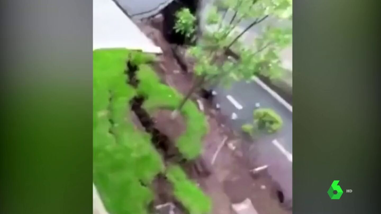 La tierra engulle una carretera en china y creen que podr&iacute;a deberse a las intensas lluvias