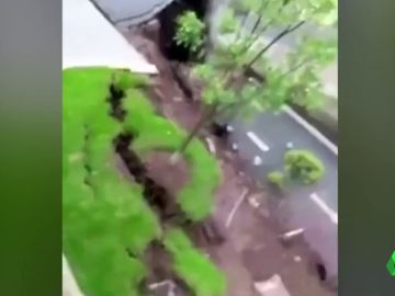 La tierra engulle una carretera en china y creen que podría deberse a las intensas lluvias La tierra engulle una carretera en china y creen que podría deberse a las intensas lluvias