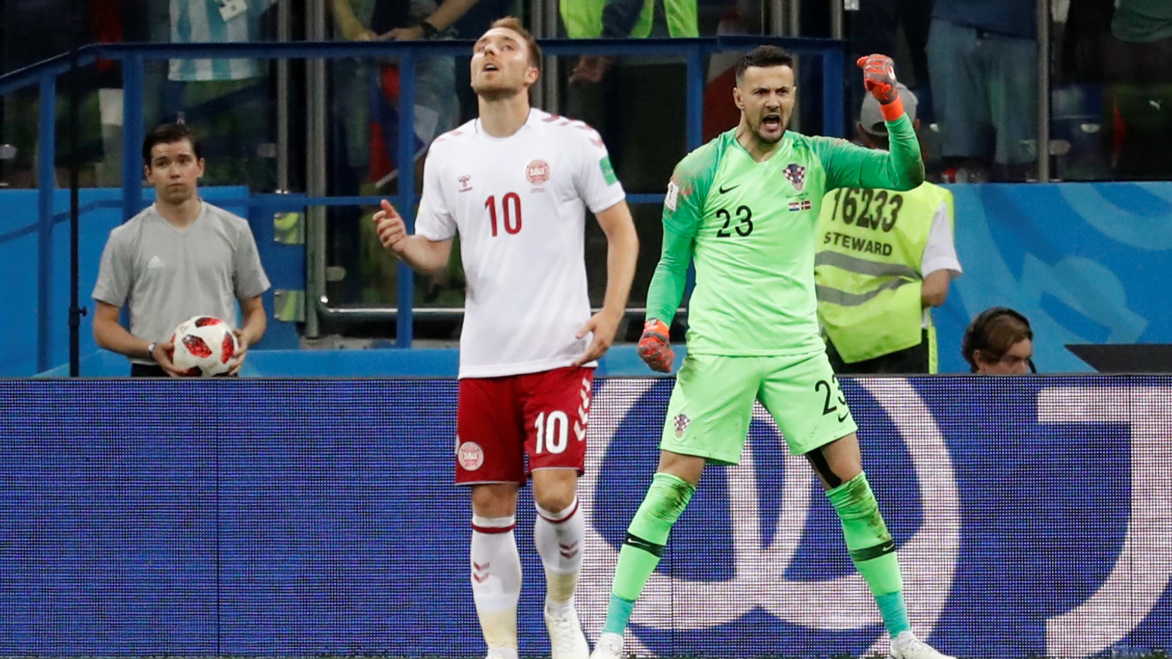 Subasic celebra un penalti parado ante Eriksen