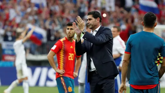 Fernando Hierro aplaude a sus jugadores Fernando Hierro aplaude a sus jugadores