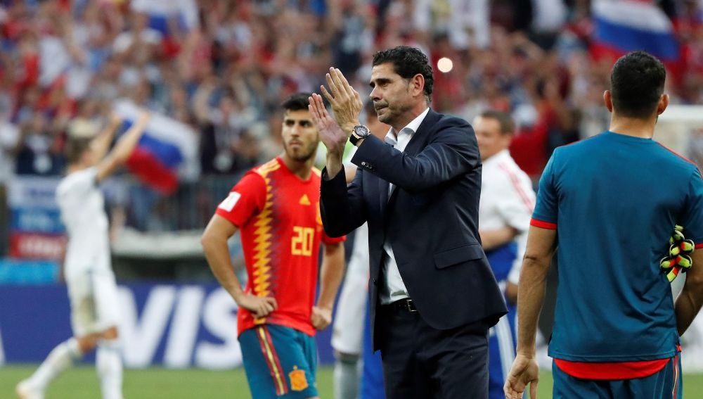 Fernando Hierro aplaude a sus jugadores