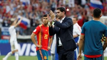 Fernando Hierro aplaude a sus jugadores