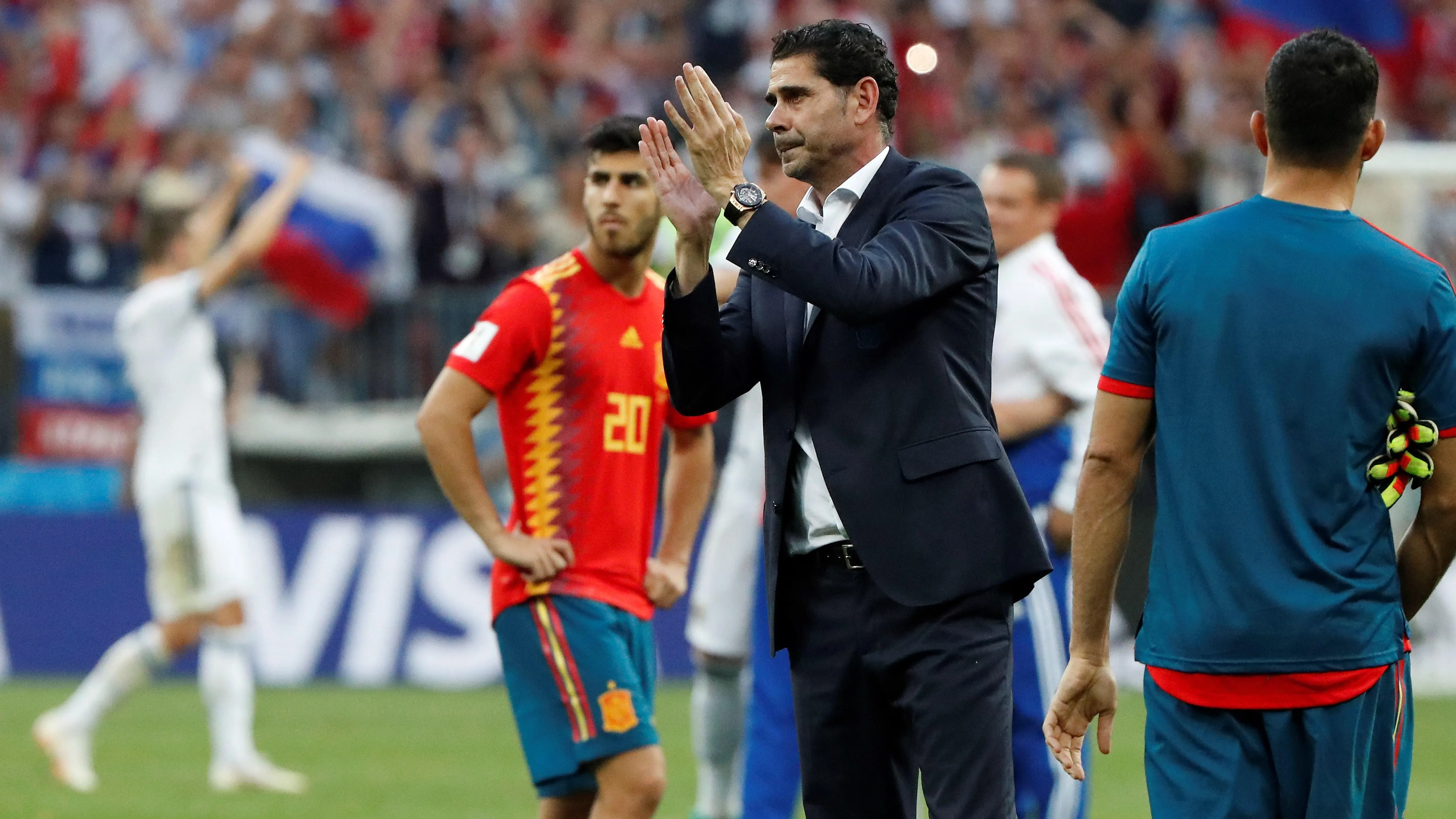 Fernando Hierro aplaude a sus jugadores