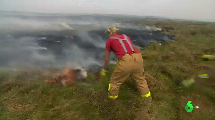 Las altas temperaturas dificultan las labores de extinción de un incendio en Manchester 