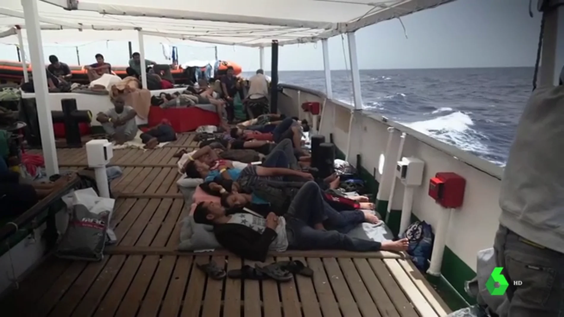 El barco de Open Arms viaja rumbo al litoral catalán con 60 migrantes rescatados a bordo