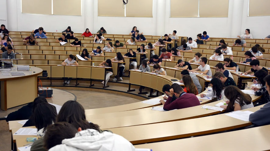 Alumnos realizando las pruebas de la EvAU de junio