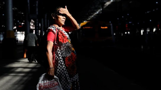 Mujer india esperando al transporte público Mujer india esperando al transporte público