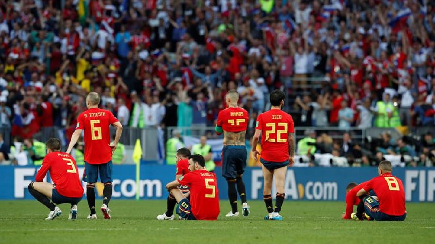 Los jugadores espa&ntilde;oles se lamentan tras caer en la tanda de penaltis