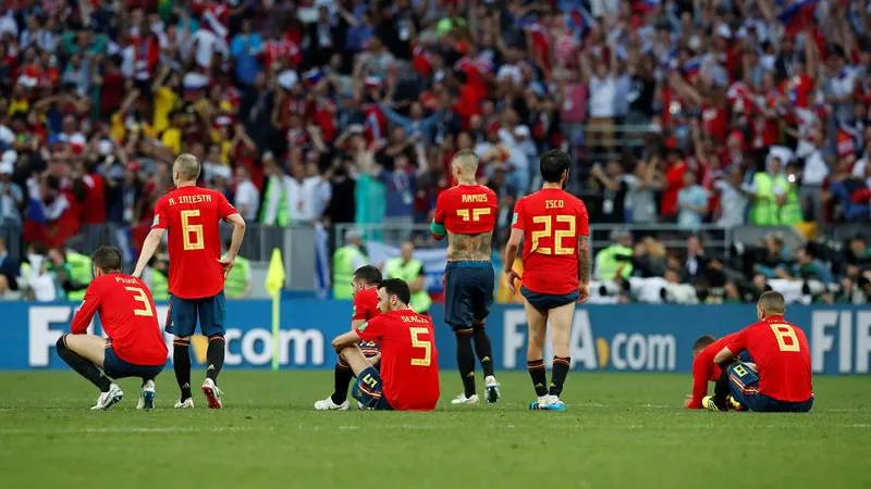 Los jugadores españoles se lamentan tras caer en la tanda de penaltis