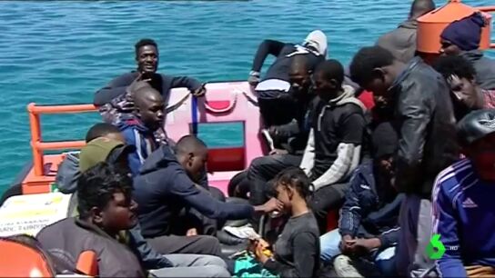 Salvamento Mar&iacute;timo rescata a 160 migrantes que navegaban en cinco pateras en aguas del Estrecho