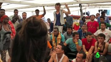 Los 60 migrantes rescatados por el barco Open Arms