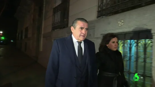 Los nietos de Franco firman ante notario su oposición al traslado de los restos del dictador Los nietos de Franco firman ante notario su oposición al traslado de los restos del dictador