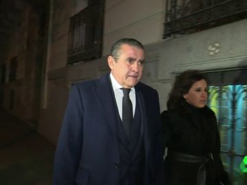 Los nietos de Franco firman ante notario su oposición al traslado de los restos del dictador Los nietos de Franco firman ante notario su oposición al traslado de los restos del dictador
