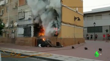 Imagen de la vivienda que se ha incendiado en Málaga y ha dejado diez heridos