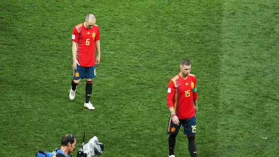 Ramos e Iniesta se retiran del campo tras la derrota ante Rusia Ramos e Iniesta se retiran del campo tras la derrota ante Rusia