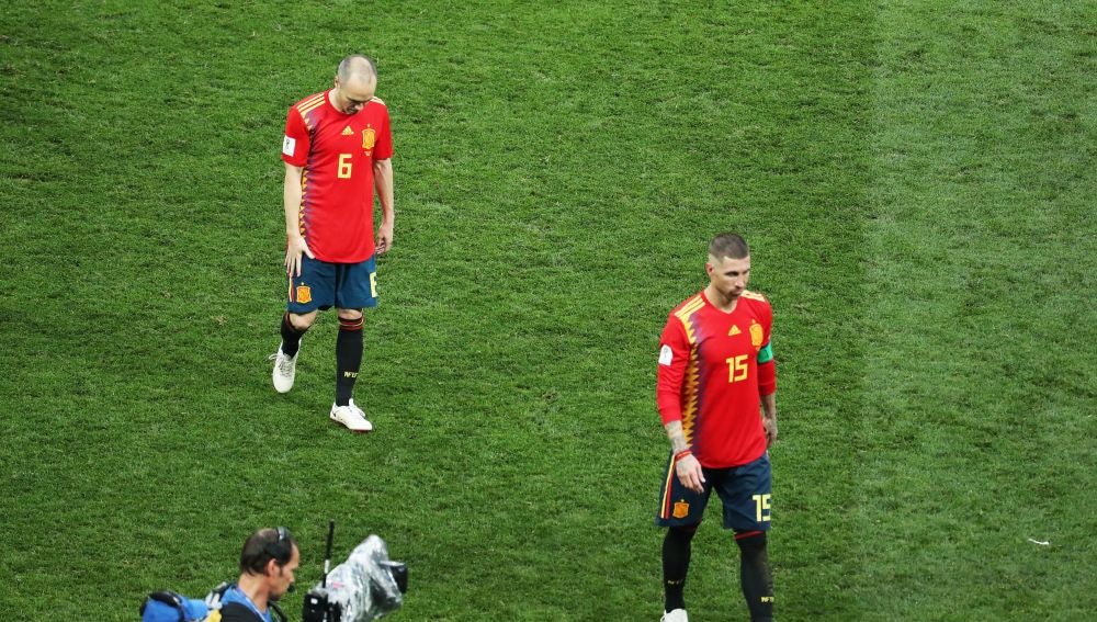 Ramos e Iniesta se retiran del campo tras la derrota ante Rusia