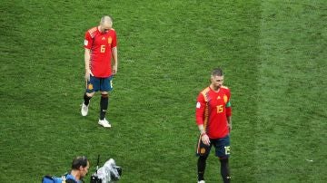 Ramos e Iniesta se retiran del campo tras la derrota ante Rusia