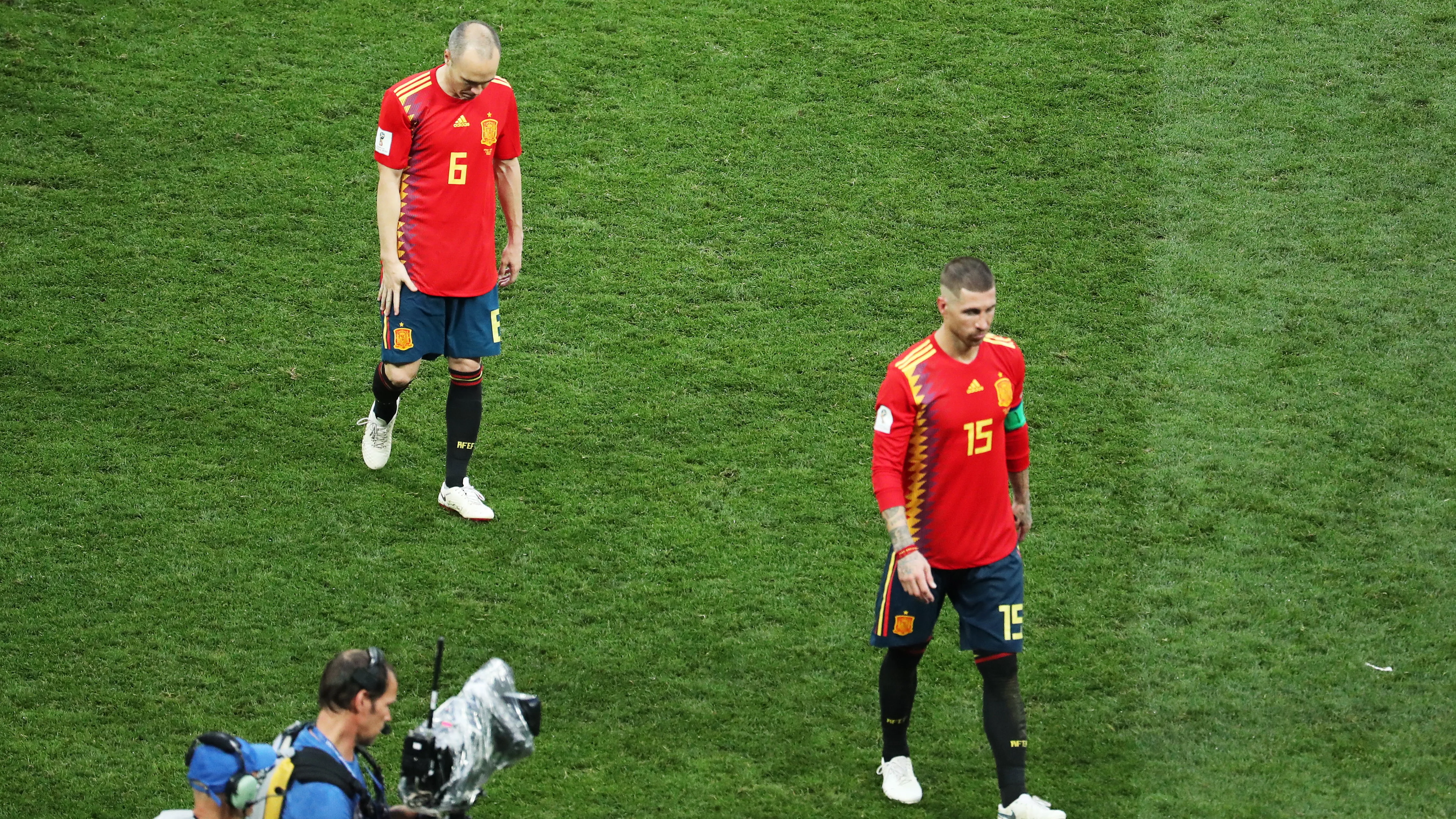 Ramos e Iniesta se retiran del campo tras la derrota ante Rusia