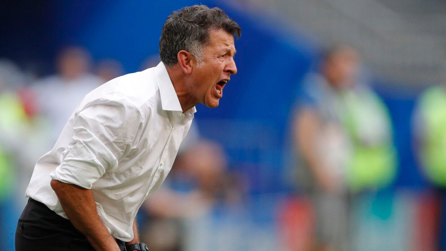 Osorio, seleccionador mexicano, da instrucciones a los suyos desde la banda