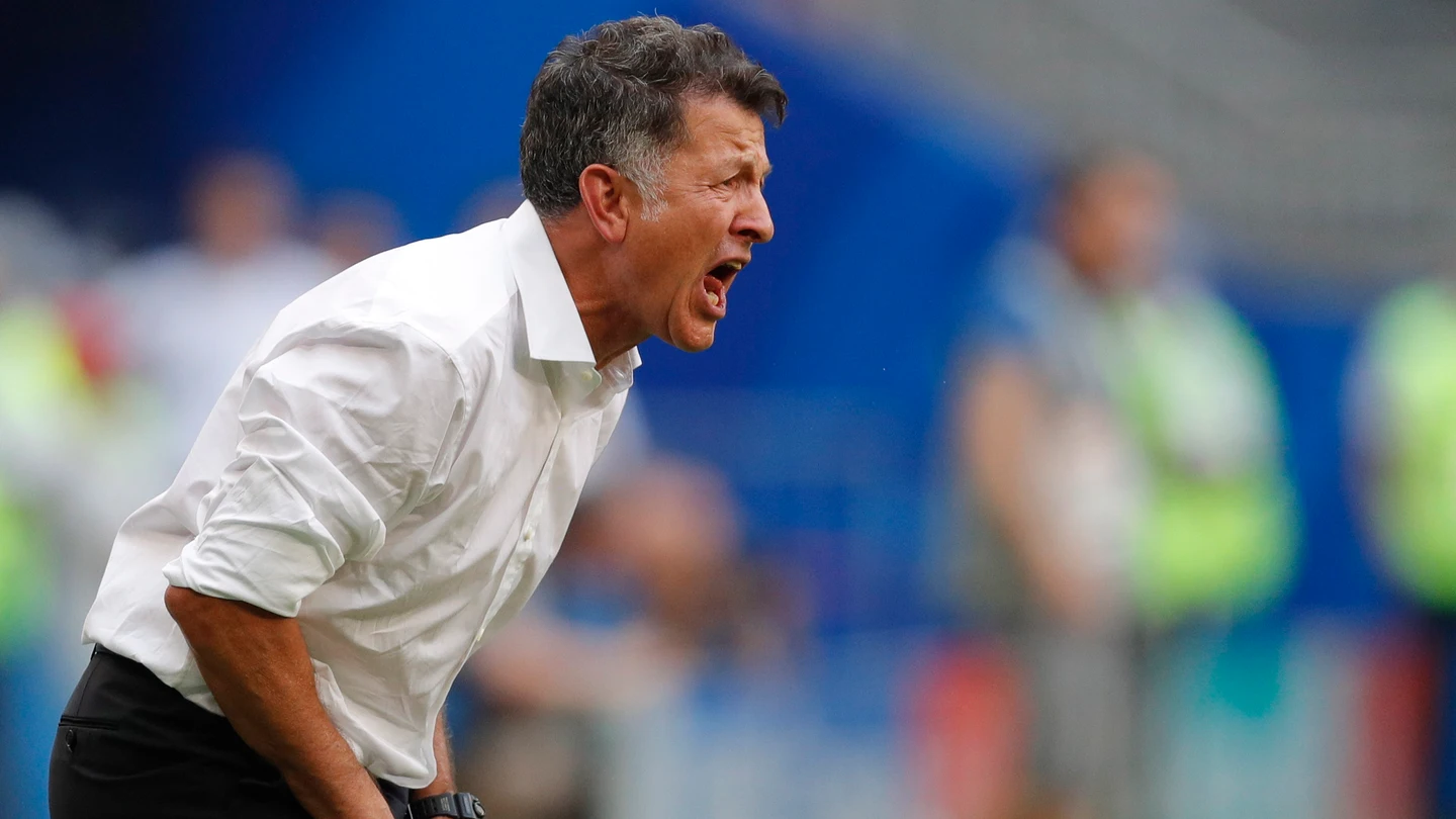 Osorio, seleccionador mexicano, da instrucciones a los suyos desde la banda Osorio, seleccionador mexicano, da instrucciones a los suyos desde la banda
