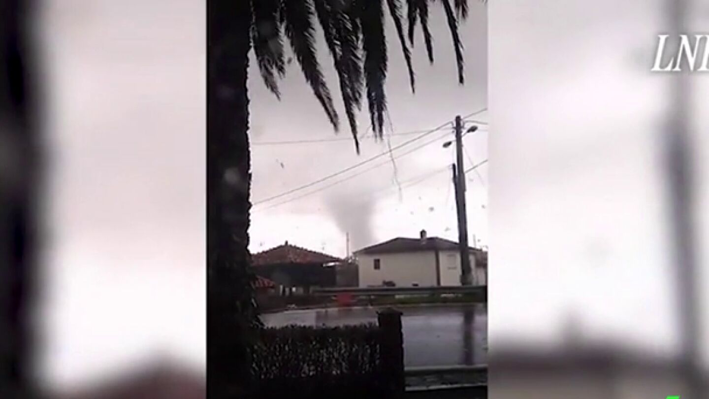 Imagen de un tornado en Cudillero, Asturias.