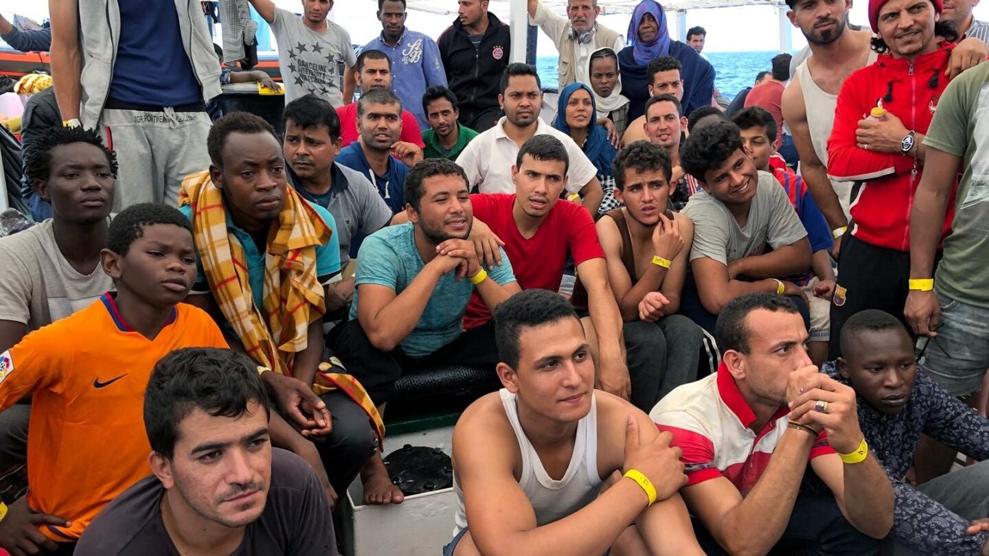 La embarcaci&oacute;n de rescate Open Arms en la que viajan los 60 migrantes