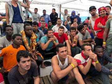 La embarcación de rescate Open Arms en la que viajan los 60 migrantes La embarcación de rescate Open Arms en la que viajan los 60 migrantes