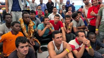 La embarcación de rescate Open Arms en la que viajan los 60 migrantes