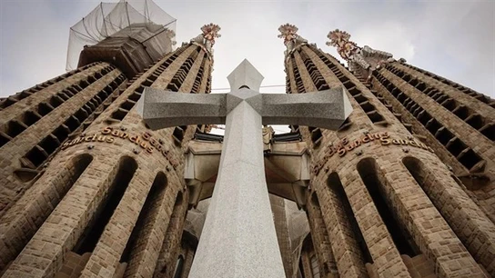 Cruz instalada en la Sagrada Familia de Barcelona Cruz instalada en la Sagrada Familia de Barcelona