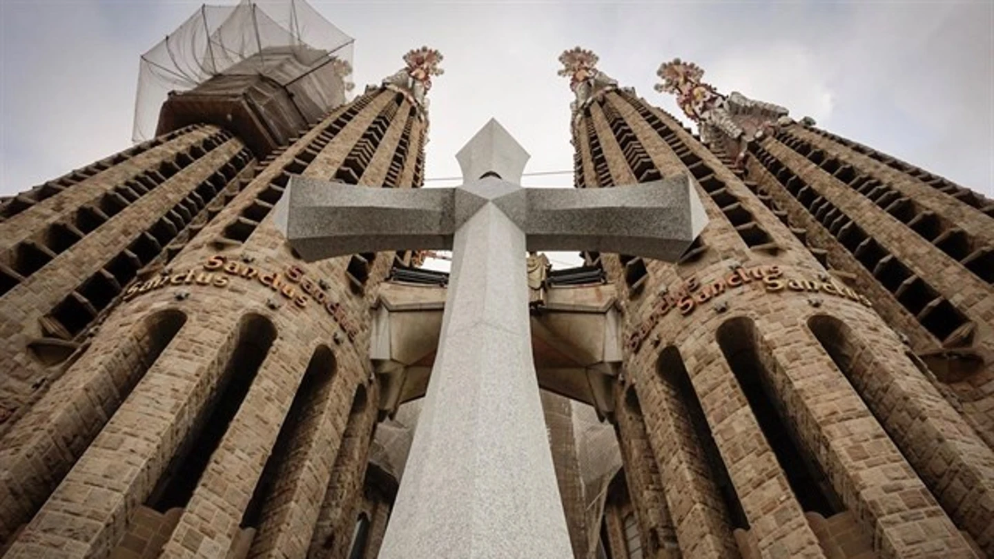 Cruz instalada en la Sagrada Familia de Barcelona Cruz instalada en la Sagrada Familia de Barcelona