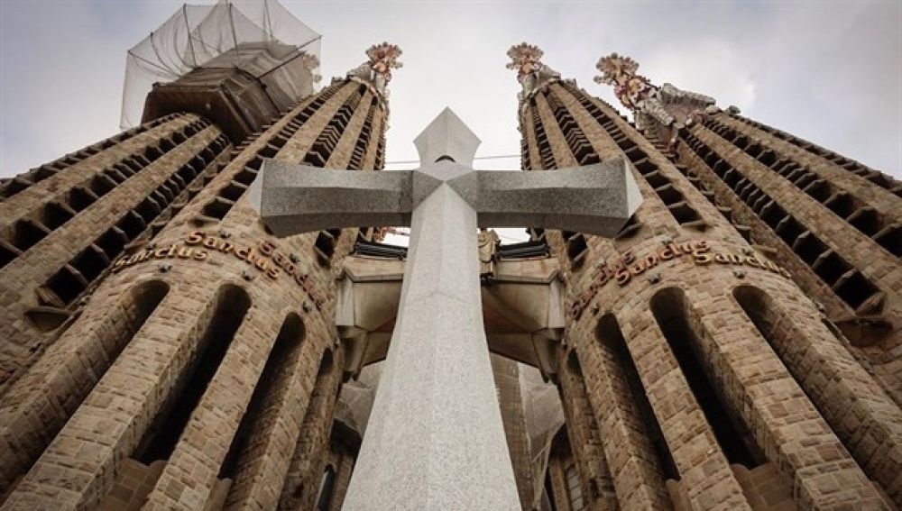 Cruz instalada en la Sagrada Familia de Barcelona