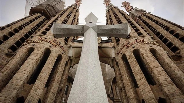 Cruz instalada en la Sagrada Familia de Barcelona