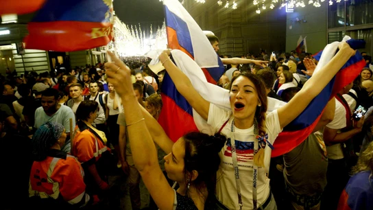 La afición rusa celebra la victoria ante España La afición rusa celebra la victoria ante España