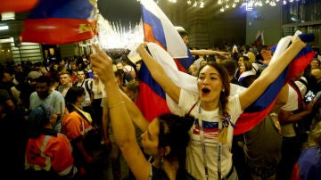La afición rusa celebra la victoria ante España