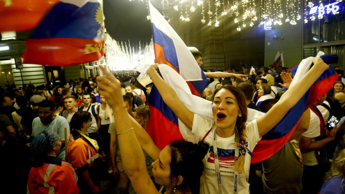 La afición rusa celebra la victoria ante España