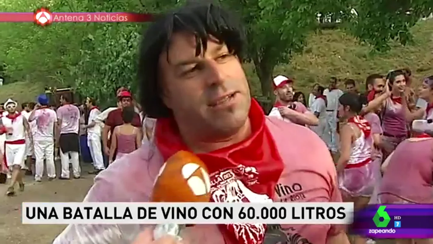 Un hombre en la batalla de vino de La Rioja Un hombre en la batalla de vino de La Rioja