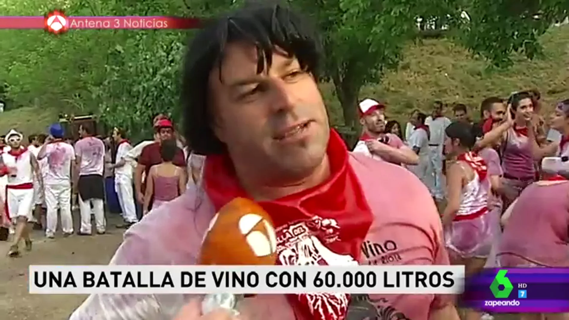 Un hombre en la batalla de vino de La Rioja