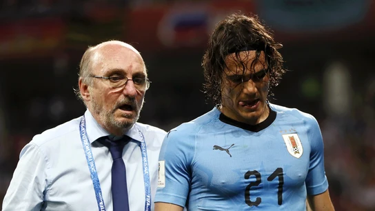 Cavani se retira lesionado del partido con Uruguay Cavani se retira lesionado del partido con Uruguay