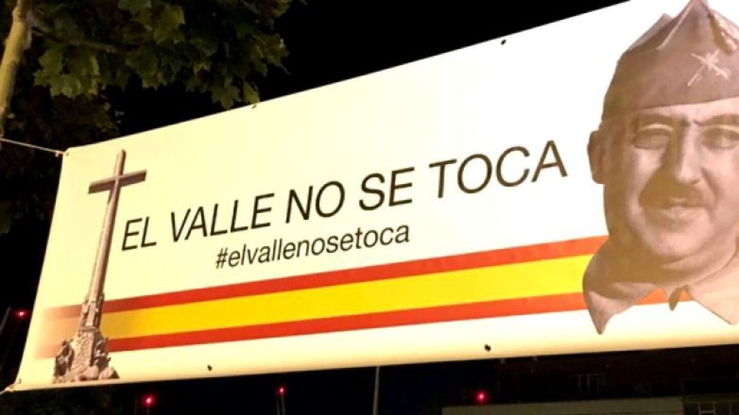 Pancarta a favor de 'El Valle de los Ca&iacute;dos'